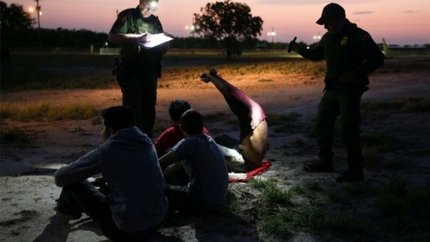 Agentes de Estados Unidos en la frontera deteniendo a inmigrantes en la frontera.