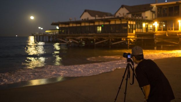 Hombre toma foto a la luna