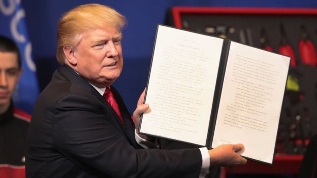 Donald Trump firma la orden ejecutiva