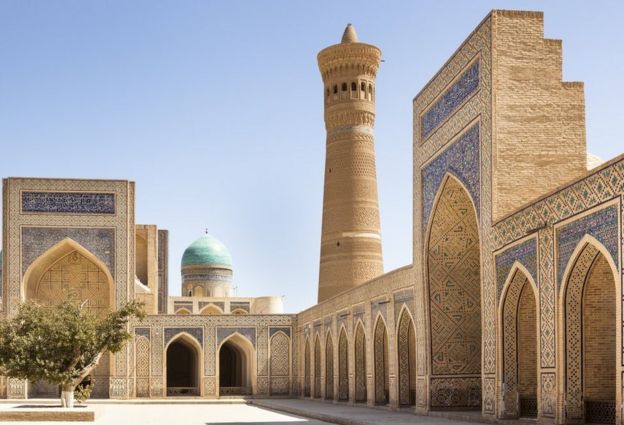 El famoso minarete de la Mezquita Kalan contiene una escalera de caracol de ladrillo