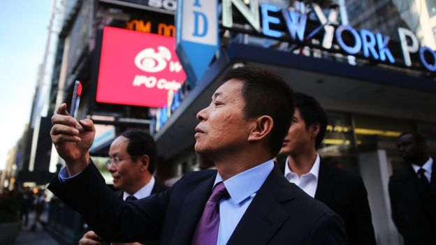 2014年，微博在纳斯达克上市，CEO曹国伟在纽约时代广场拍照