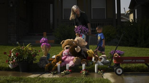 Flores y osos de peluche frente a la casa de Shannan Watts en Frederick, Colorado.