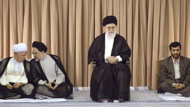 ریاست جمهوری محمود احمدی نژاد بین بسیاری از مسئولان ارشد نظام و رهبر جمهوری اسلامی فاصله انداخت