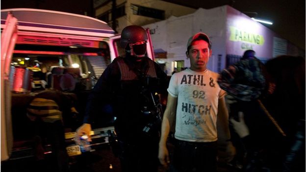 Un hombre siendo detenido en Tijuana