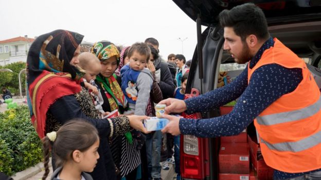 İzmir-Çeşme'de mültecilere gıda yardımı yapan gönüllüler.