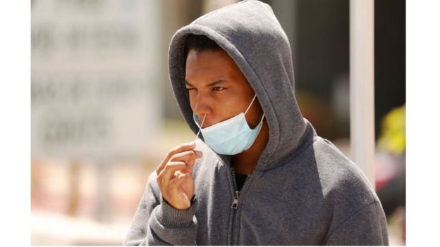 شاب يستخدم أداة أخذ العينة عبر الأنف