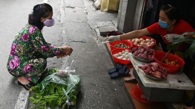 Dos mujeres en un mercado mojado en Vietnam.