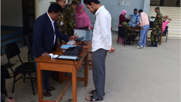 ভোটকেন্দ্রে ভোটারদের উপস্থিতি ছিল হাতে গোনা।