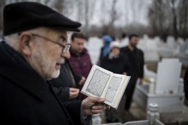 رجل من إغدير بتركيا يتلو آيات قرآنية أثناء زيارة قبور أقربائهم