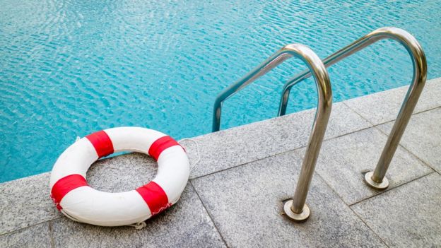 Boia e escada em piscina