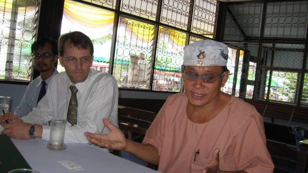 Lý Tống trình bày về hồ sơ của mình với phái đoàn của Dân biểu California Trần Thái Văn tại phòng tiếp tân của Trại tù Klong Prem, Bangkok, Thái Lan. 12/2005