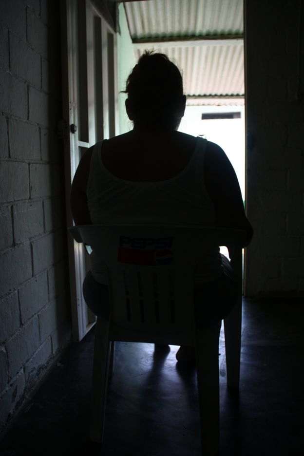 María de espaldas en el cuarto en el que vivía con sus hijos a la espera de ser reubicados en México. (Foto: Leire Ventas)