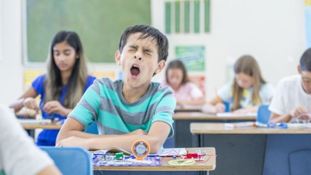 NiÃ±o bostezando en una clase.