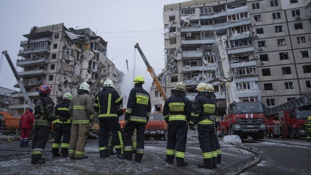 Ukraine yellow kitchen: Shock at image of apartment wrecked by strike ...