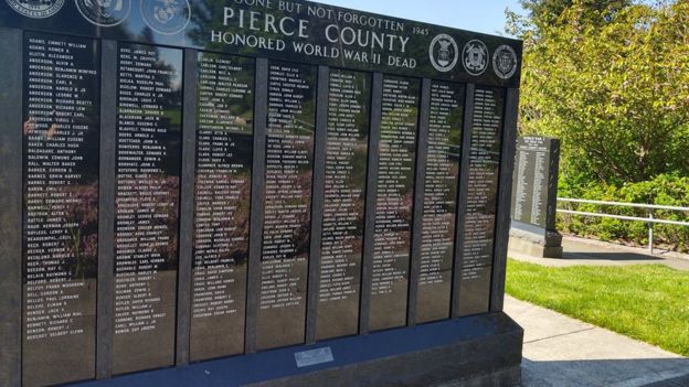 Bia tưởng niệm ghi tên những người lính quê quận Pierce chết trong thế chiến thứ hai