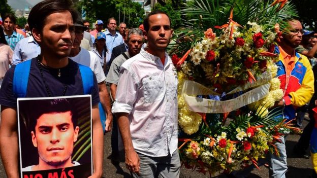 La fiscal general de Venezuela confirma que el estudiante Juan Pernalete murió por el impacto de una bomba lacrimógena lanzada por la Guardia Nacional _96199018_gettyimages-674119504