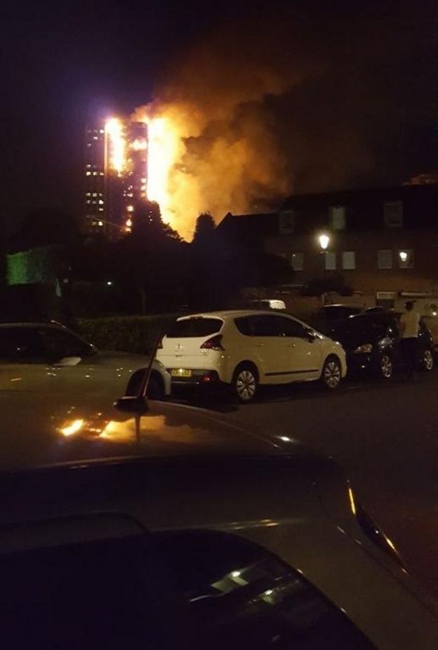 Reino Unido: bomberos luchan por rescatar a personas atrapadas en un enorme incendio en una torre de viviendas en Londres _96481118_kdurfwri