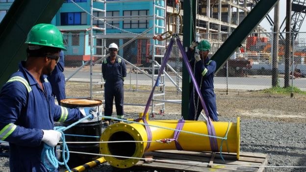 Trabajadores de la industria petrolera instalando equipos en Guyana.