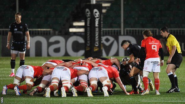 Glasgow and Munster players at a scrum