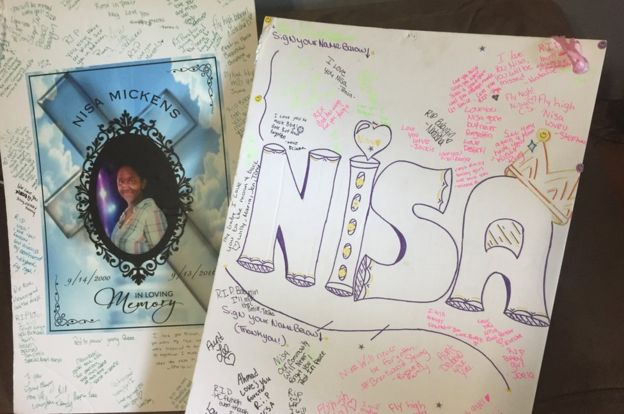 Carteles hechos por las amigas de Nisa después de su muerte