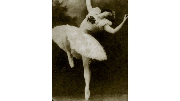 1910களின் முற்பகுதியில், மட்லிடா க்ஷேஸ்ஸ்காவாக போன்று ஆடையணிந்த ஆண்கள்