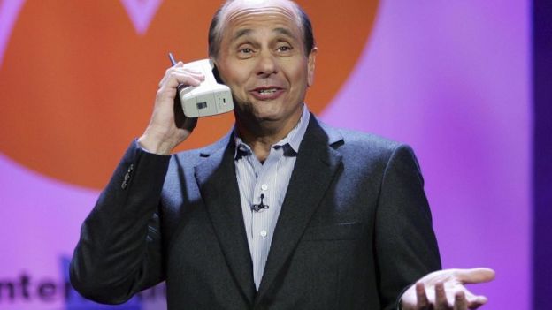 el presidente y CEO de Motorola Inc., Ed Zander, presentaba en broma el Motorola DynaTAC 8000, durante el 2007 International Consumer Electronics Show en Las Vegas, Nevada.