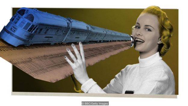 Ilustração mostra mulher sorrindo ao lado de ilustração de um trem