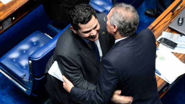 Davi Alcolumbre abraça Renan Calheiros no plenário do Senado