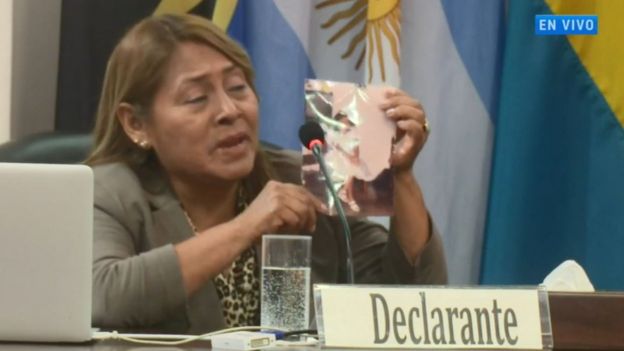Captura de tela da audiência da Corte Interamericana de Direitos Humanos, na qual Petita Albarracín mostra uma foto da filha Paola