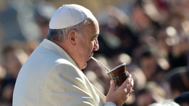 El Papa toma mate.