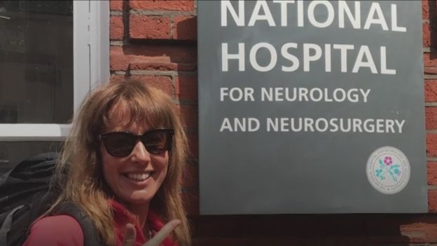 Lisa Upton frente al hospital donde se operó.