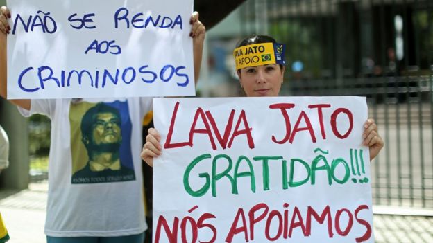 Manifestantes apoiam a Lava Jato
