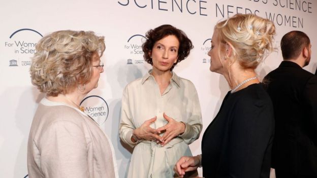La UNESCO celebrÃ³ recientemente la ceremonia de entrega de sus premios "Mujeres en la Ciencia". En la foto (de izq. a derecha) la profesora premiada Ingrid Daubechies, de Estados Unidos; la directora general de la UNESCO, Audrey Azoulay, y la tambiÃ©n premiada profesora argentina Karen Hallberg.