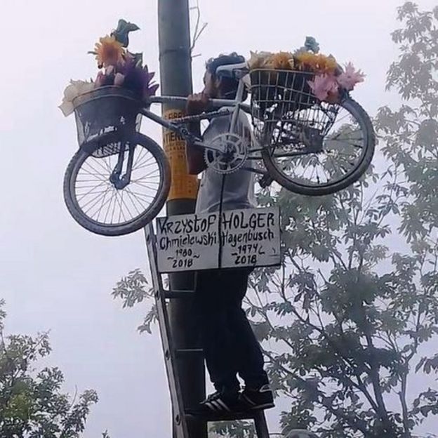 Un hombre carga una bicicleta