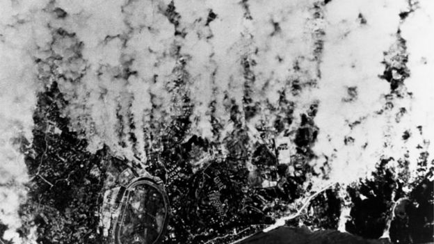 كانت الطائرات الأمريكية تهاجم اليابان بلا هوادة منذ مارس/آذار عام 1945 مستخدمة القنابل الحارقة ولكن كوكورا نجت من تلك الهجمات