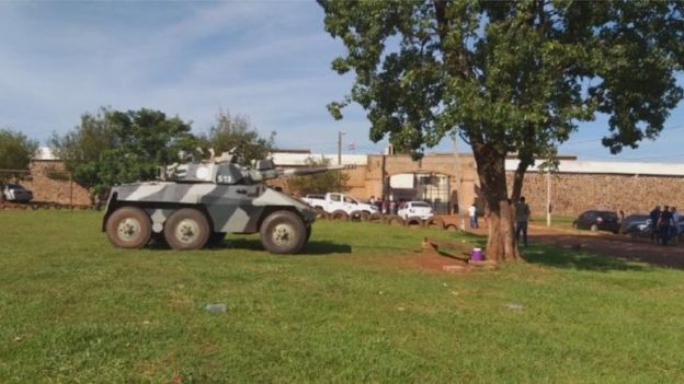 Tanque de guerra na frente do presídio