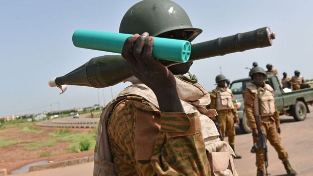 Un soldat burkinabé tenant une roquette et son chargeur lors de la crise de septembre 2015.
