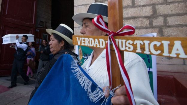 Familiares de víctimas de la guerra entre Sendero Luminoso y el Estado peruano.