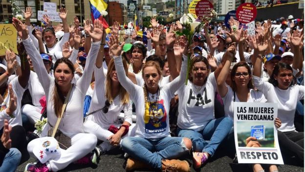 Lilian Tintori junto a otras mujeres en la marcha contra la represión.