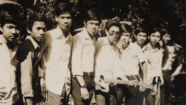 Bạn học cùng trường Nguyễn Bá Tòng Gia Định. Tác giả đứng bên bìa phải, Lê Minh Châu, bìa trái, đã mất tích trong chiến tranh