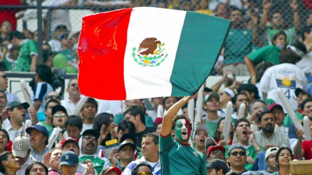Aficionados mexicanos en el Estadio Azteca
