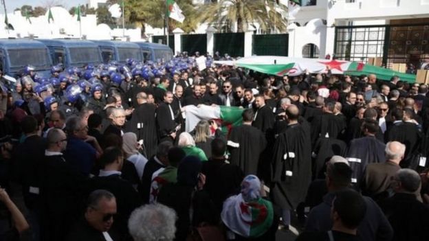 احتج مئات المحامين الخميس على ترشح بوتفليقة
