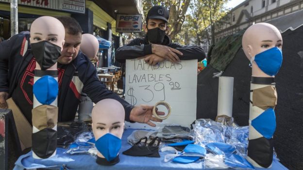 Puesto de venta de mascarillas en Montevideo