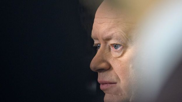 பதவி விலகும் வங்கி அதிகாரி