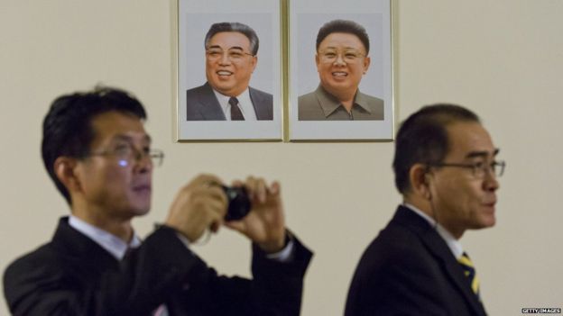 Thae en la foto con la imágen de dos líderes de Corea del Norte