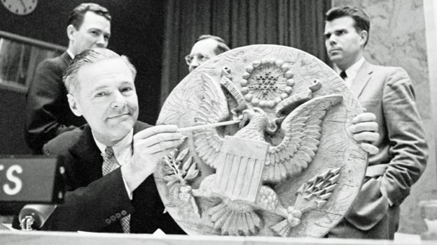 Diplomata americano nas Nações Unidas, Henry Cabot Lodge, mostra o grampo em brasão, em 26 de maio de 1960