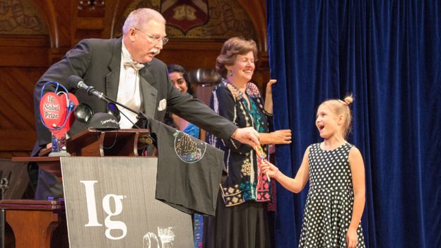El profesor David Wartinger durante su discurso de aceptación junto a la niña de 8 años Dorothea Hartig