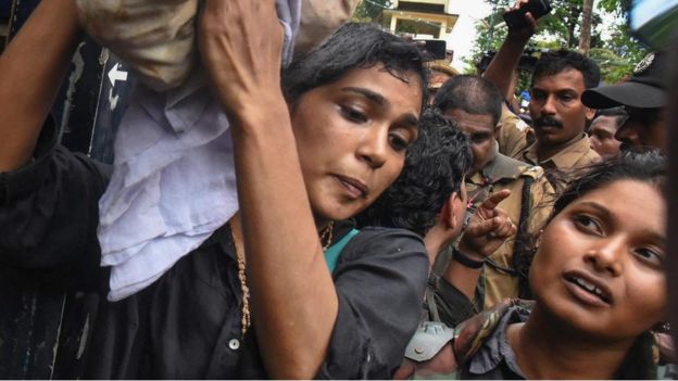 শবরীমালায় ঢোকার চেষ্টায় রেহানা ফাতিমা (বাঁয়ে) ও কবিতা জাক্কালা