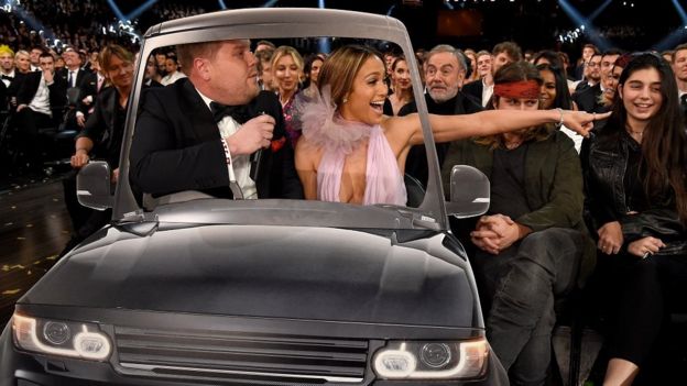 El presentador de TV británico James Corden y la actriz Jennifer López compartiendo un pequeño auto para llegar a la ceremonia de los Grammy, en Los Ángeles, California - 12 de febrero de 2017