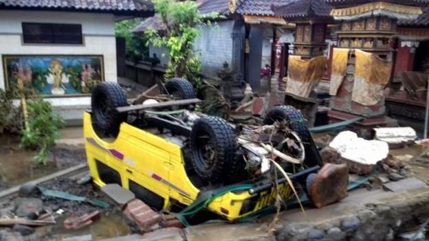 Um carro virado após tsunami na Indonésia
